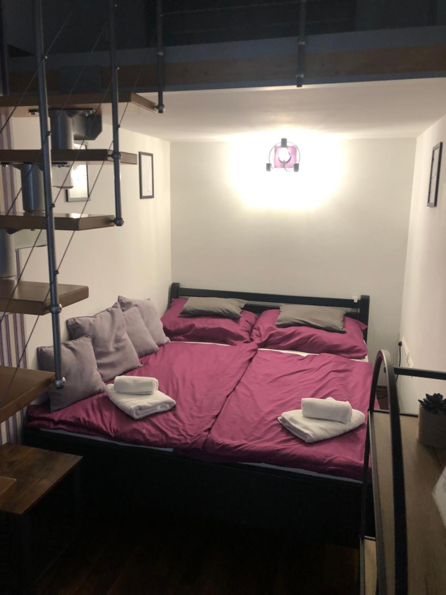 Akacfaapartman, Budapest